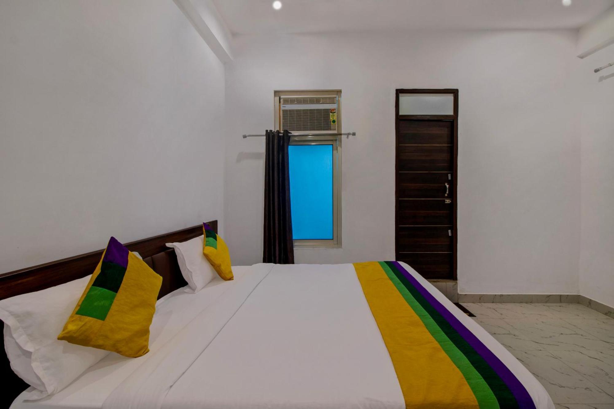Hotel O Om Pushp Residency Матхура Экстерьер фото
