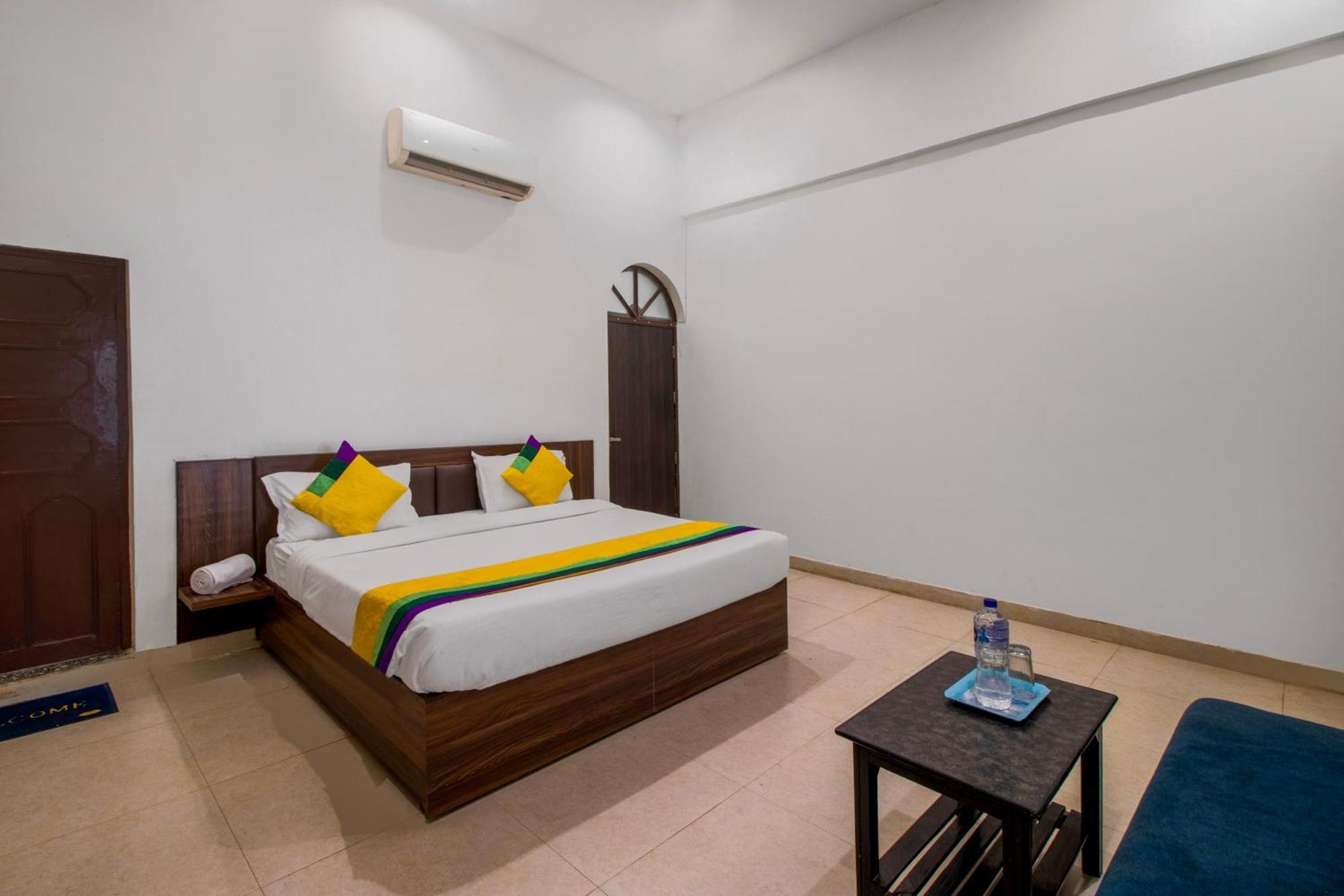 Hotel O Om Pushp Residency Матхура Экстерьер фото