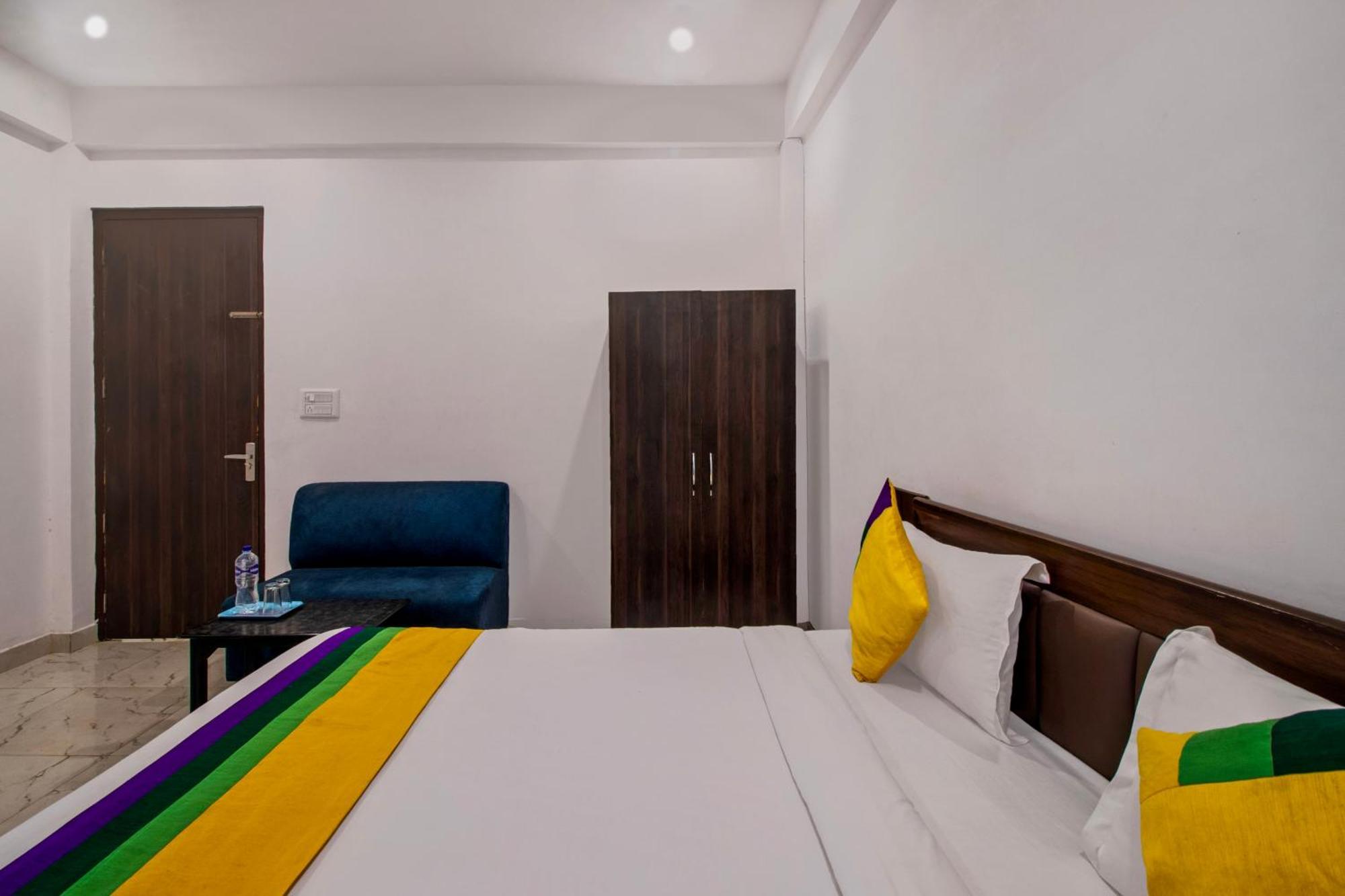 Hotel O Om Pushp Residency Матхура Экстерьер фото