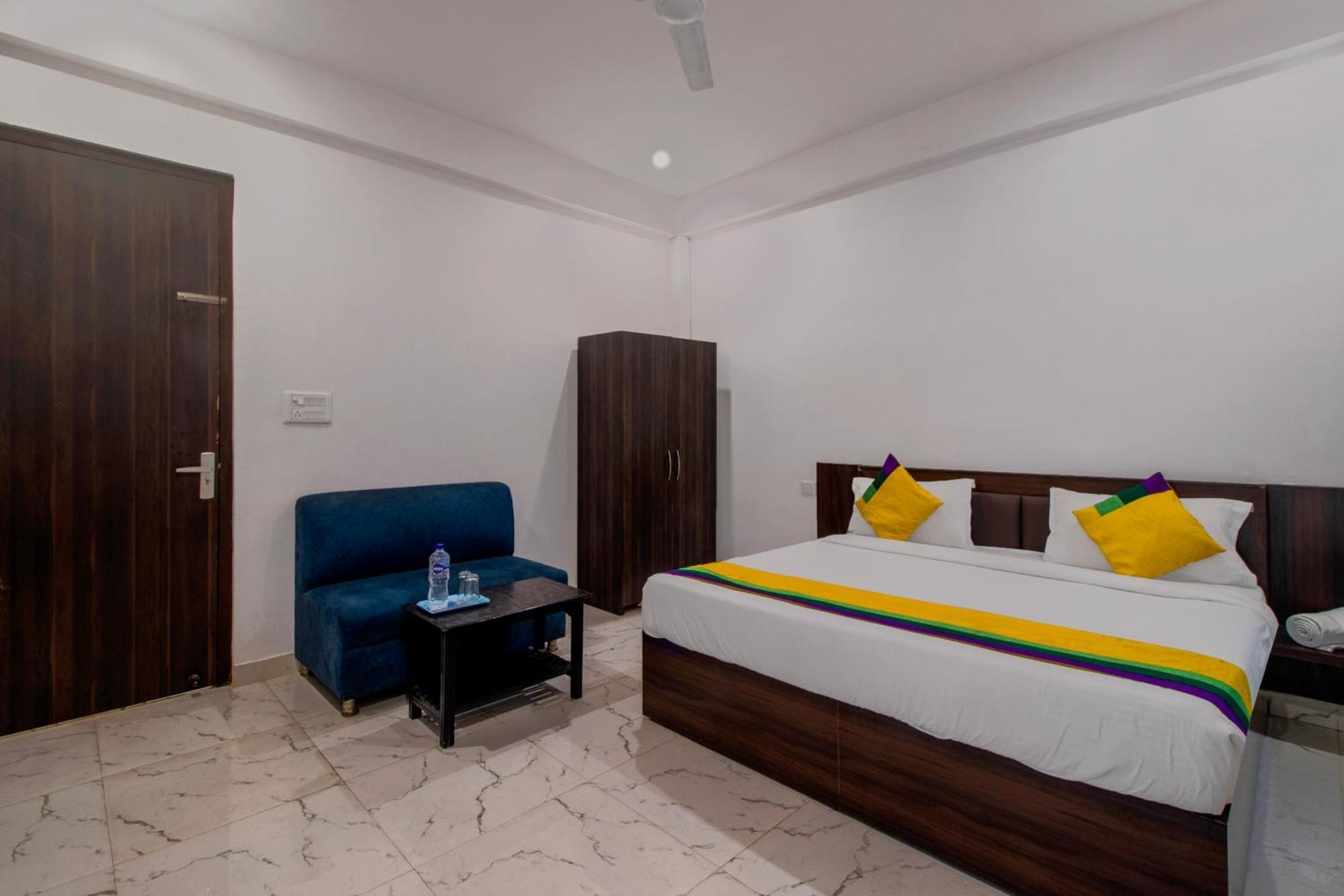 Hotel O Om Pushp Residency Матхура Экстерьер фото