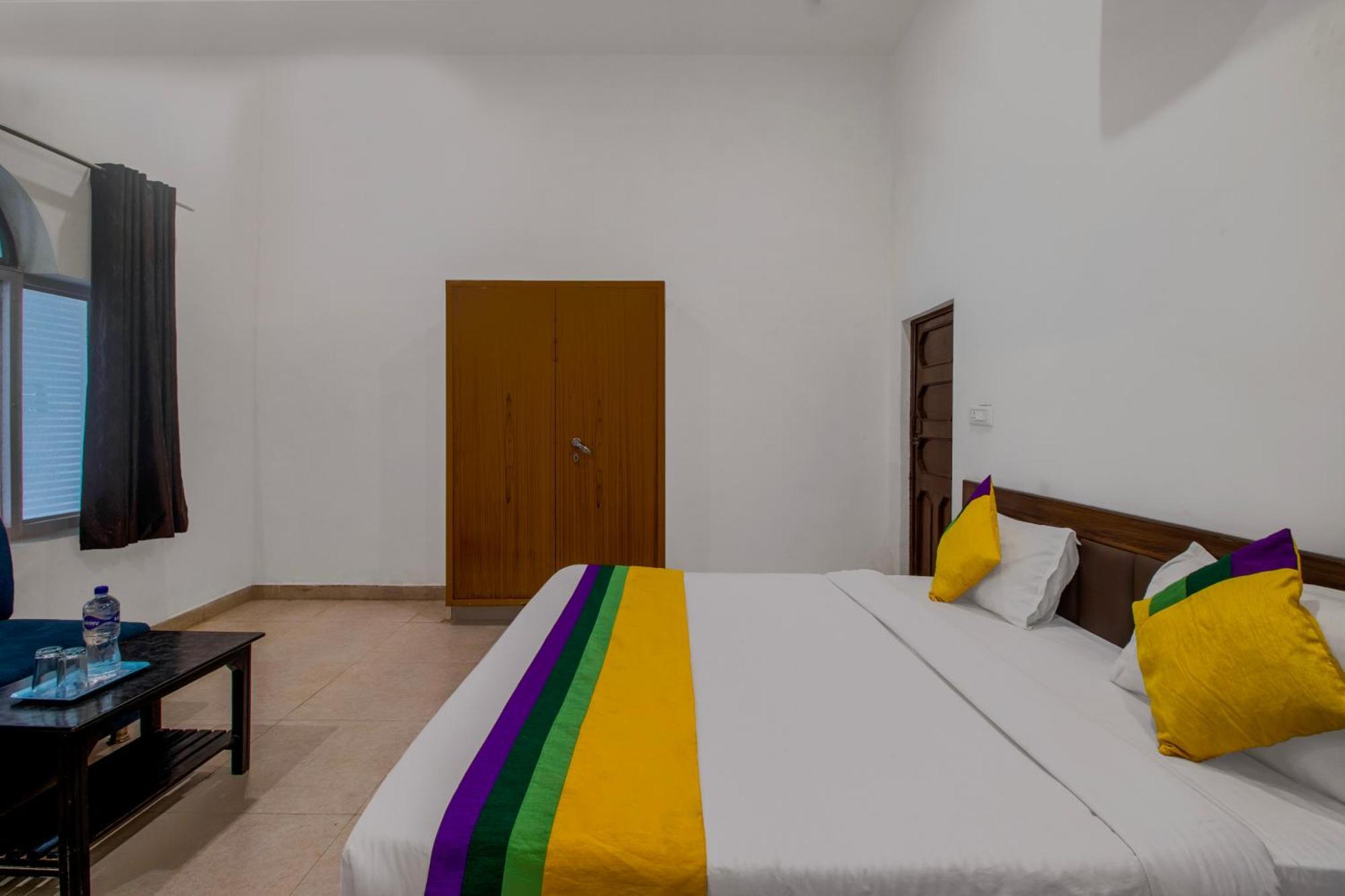 Hotel O Om Pushp Residency Матхура Экстерьер фото