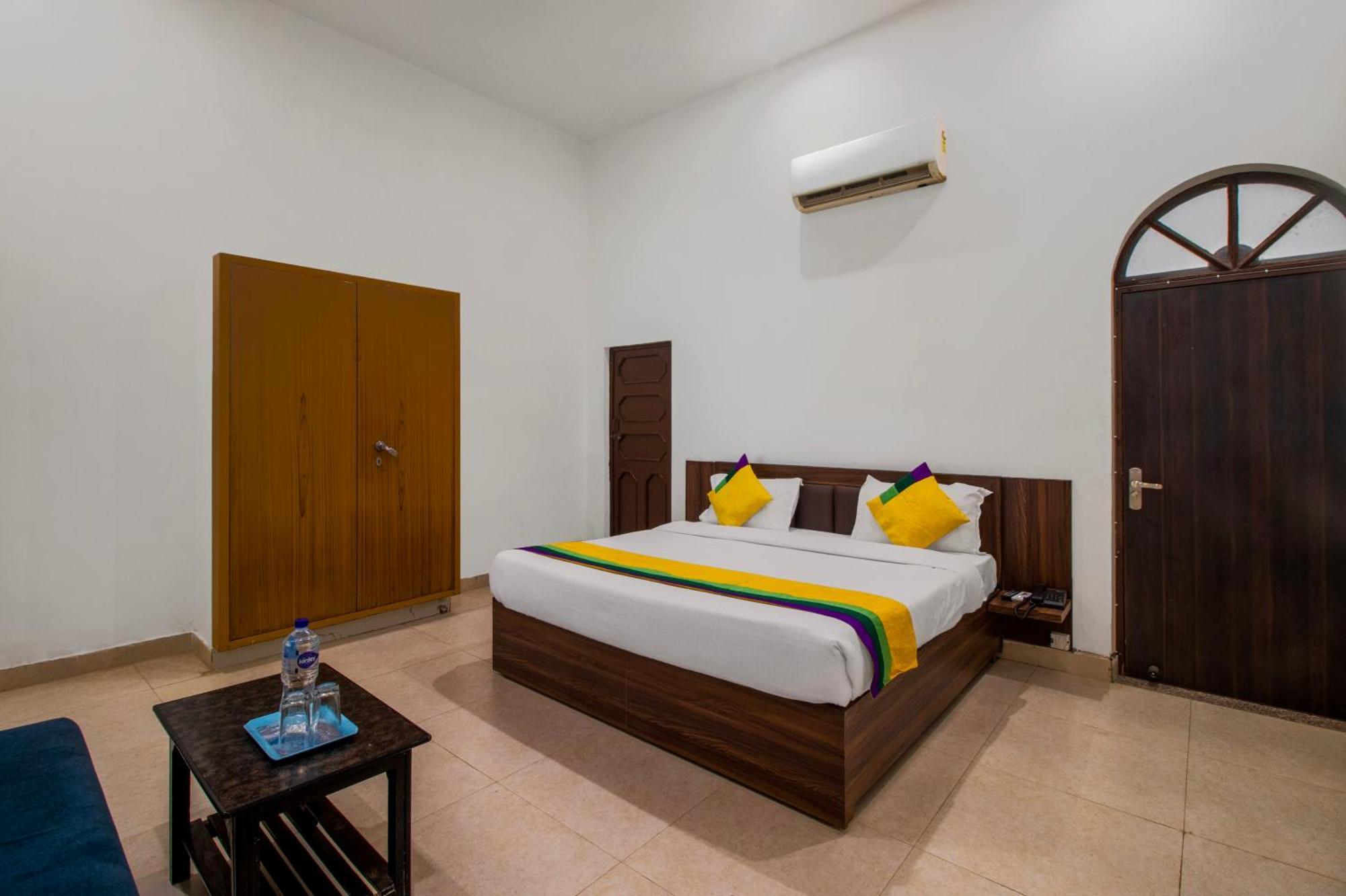 Hotel O Om Pushp Residency Матхура Экстерьер фото