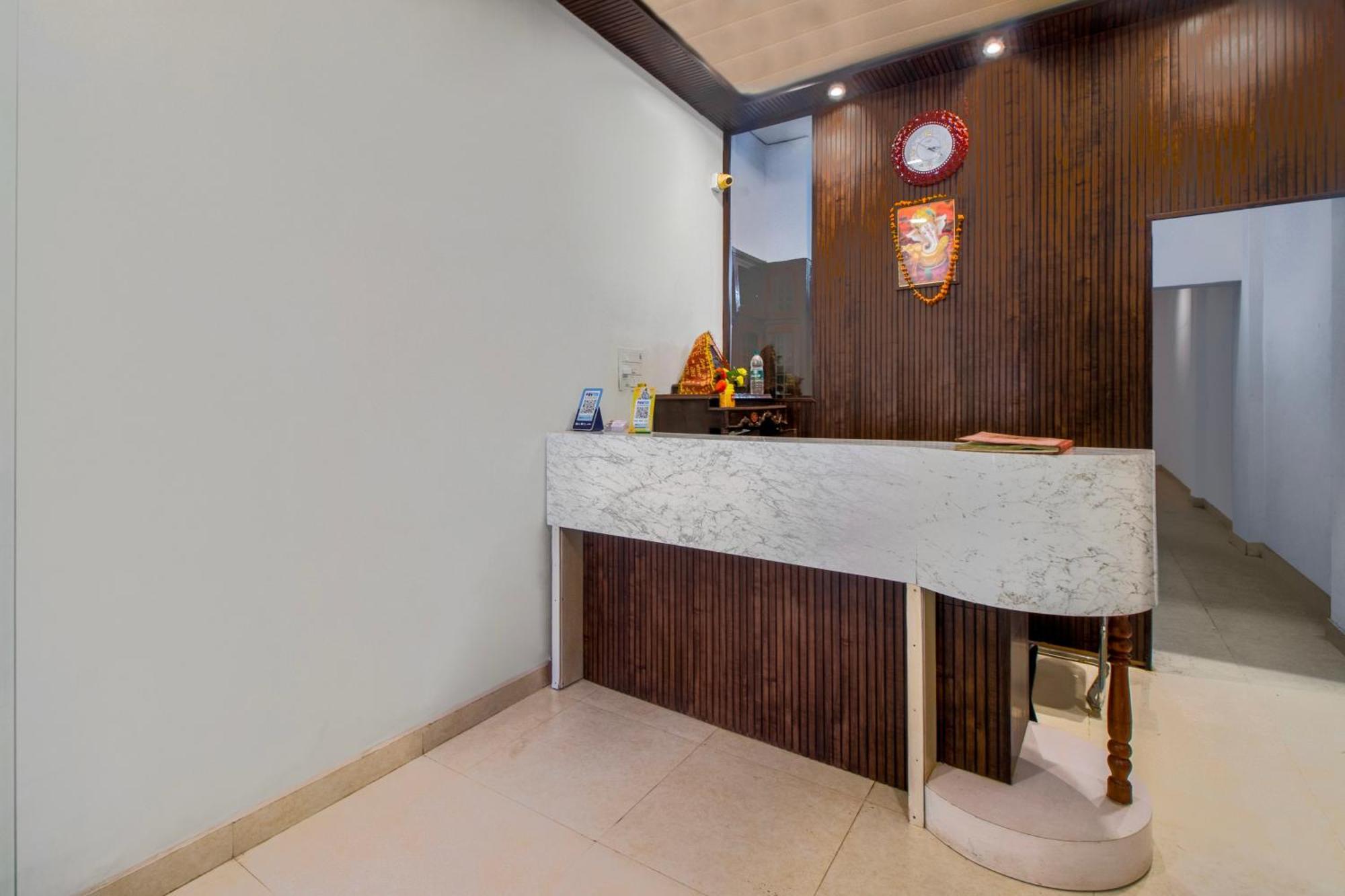 Hotel O Om Pushp Residency Матхура Экстерьер фото