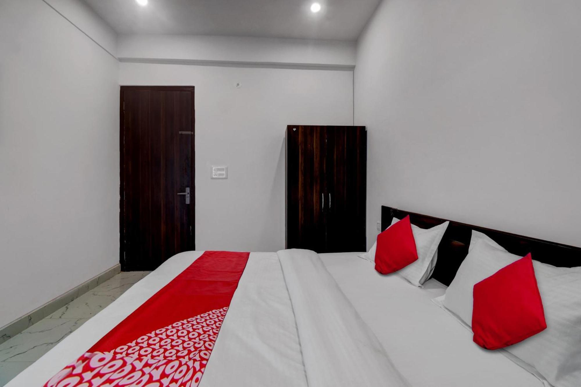 Hotel O Om Pushp Residency Матхура Экстерьер фото