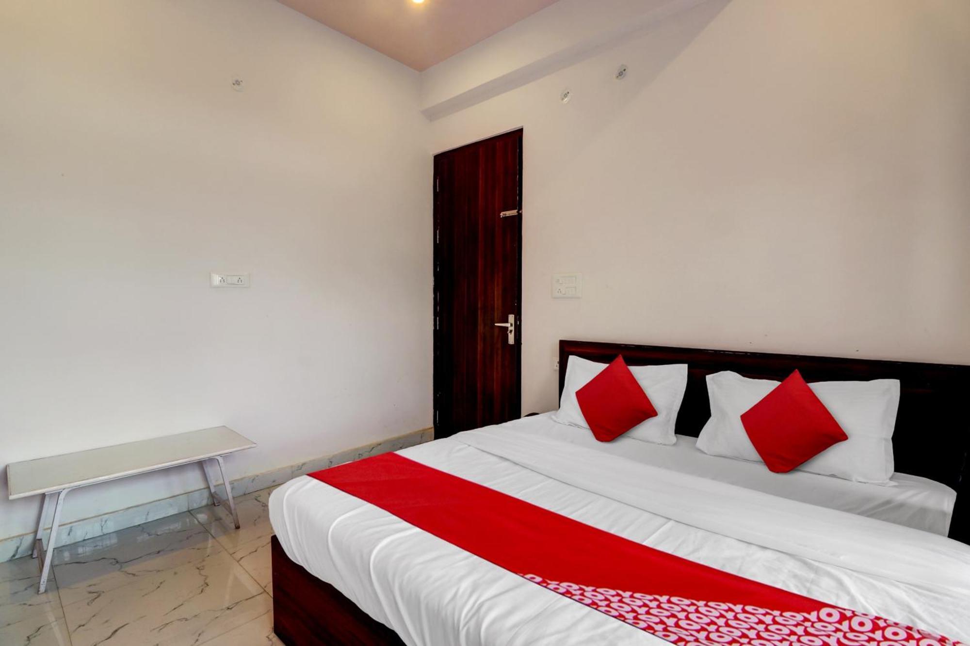 Hotel O Om Pushp Residency Матхура Экстерьер фото