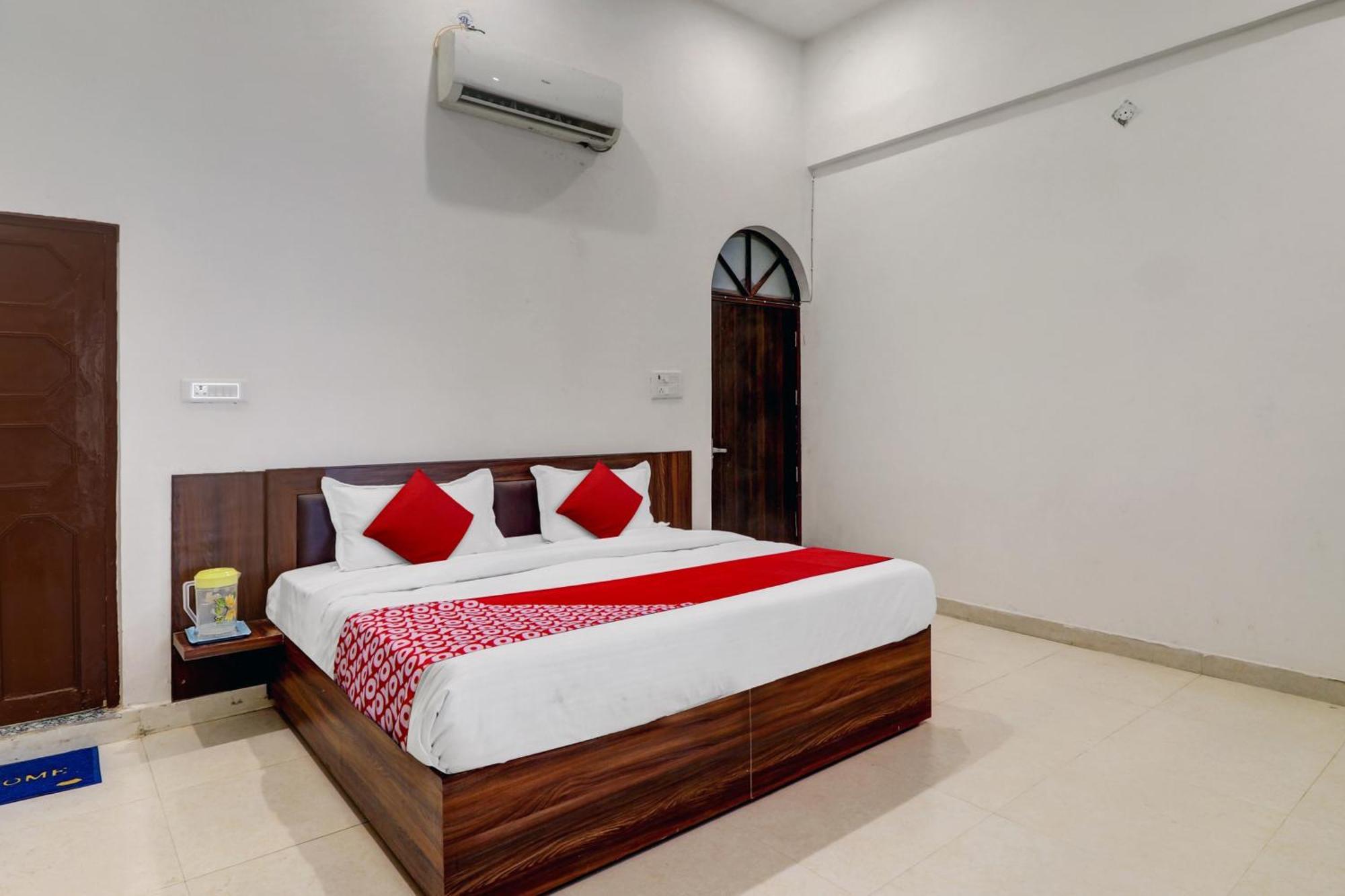 Hotel O Om Pushp Residency Матхура Экстерьер фото