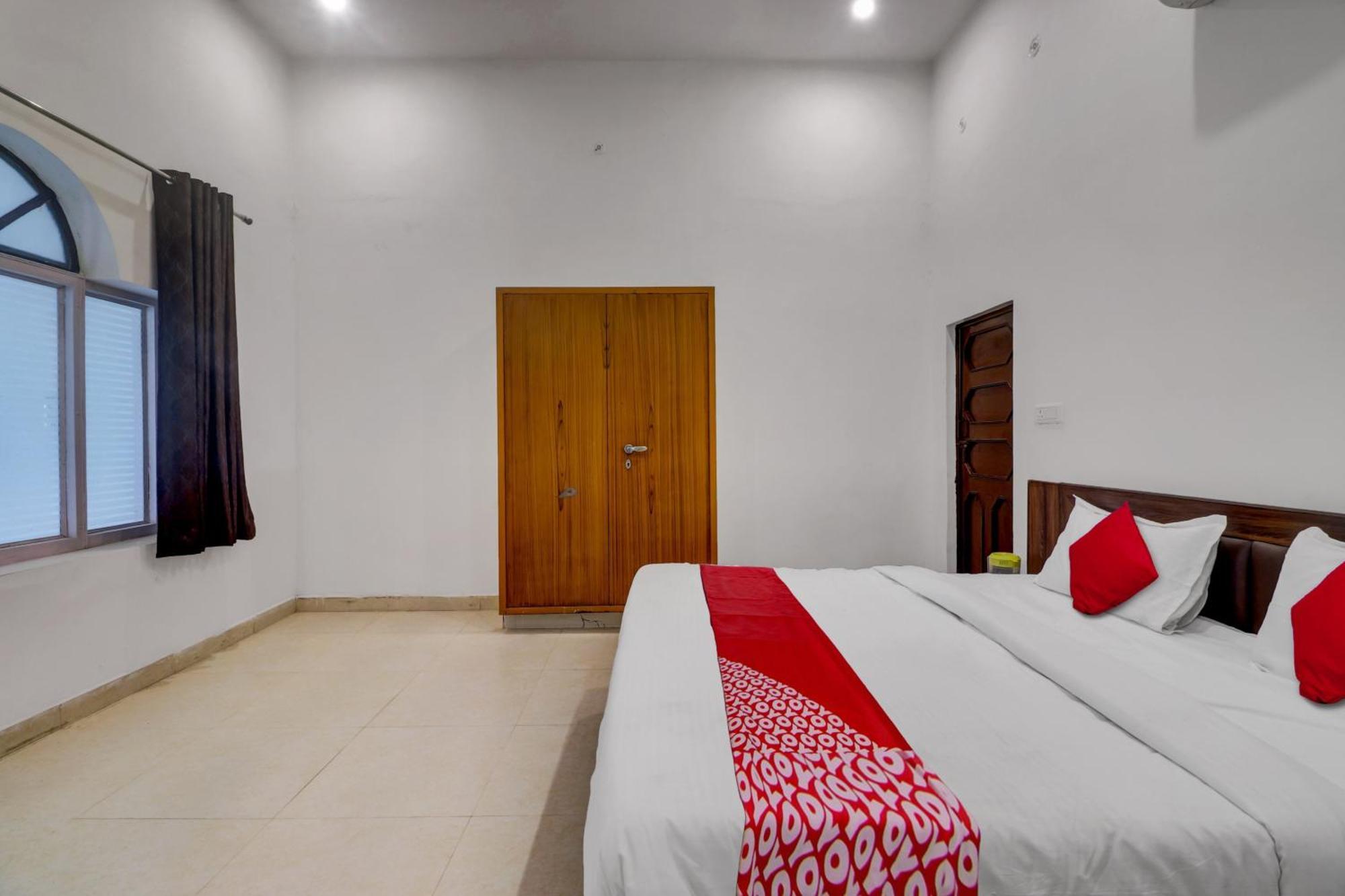 Hotel O Om Pushp Residency Матхура Экстерьер фото