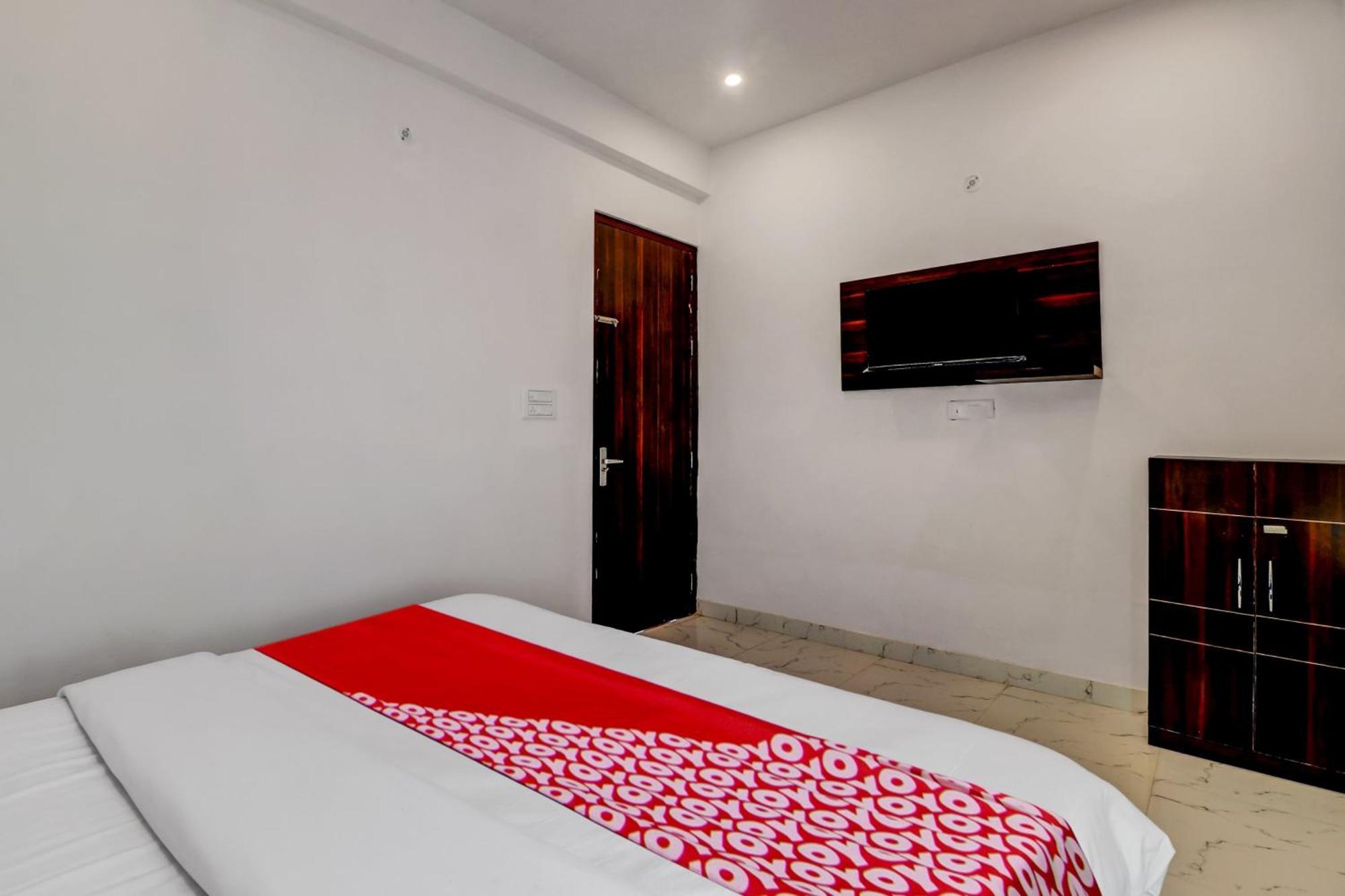 Hotel O Om Pushp Residency Матхура Экстерьер фото