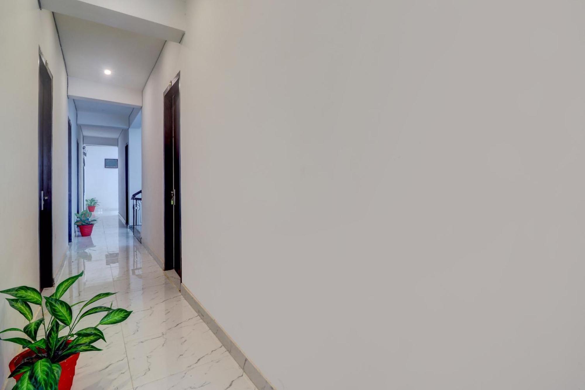 Hotel O Om Pushp Residency Матхура Экстерьер фото