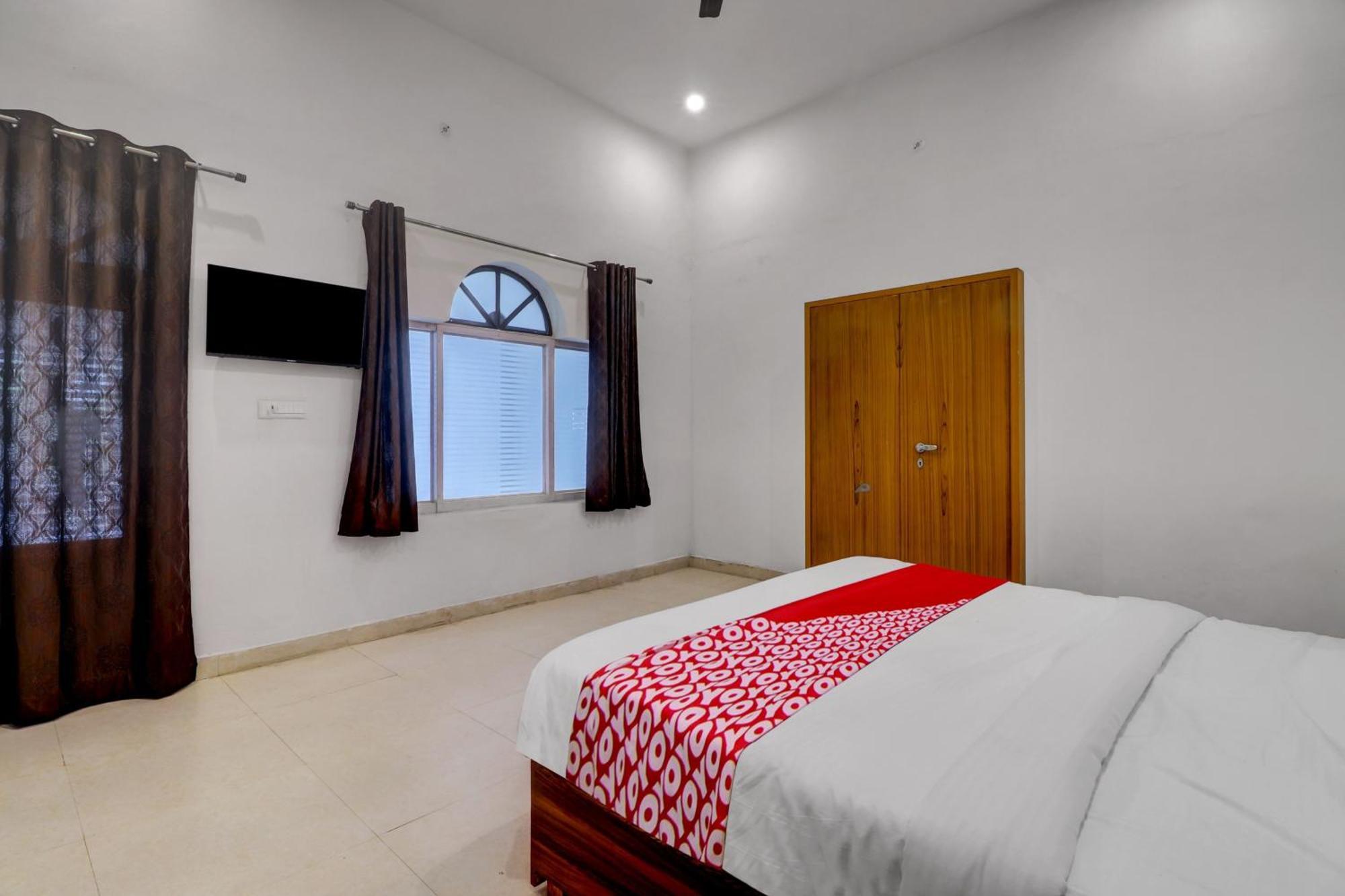 Hotel O Om Pushp Residency Матхура Экстерьер фото