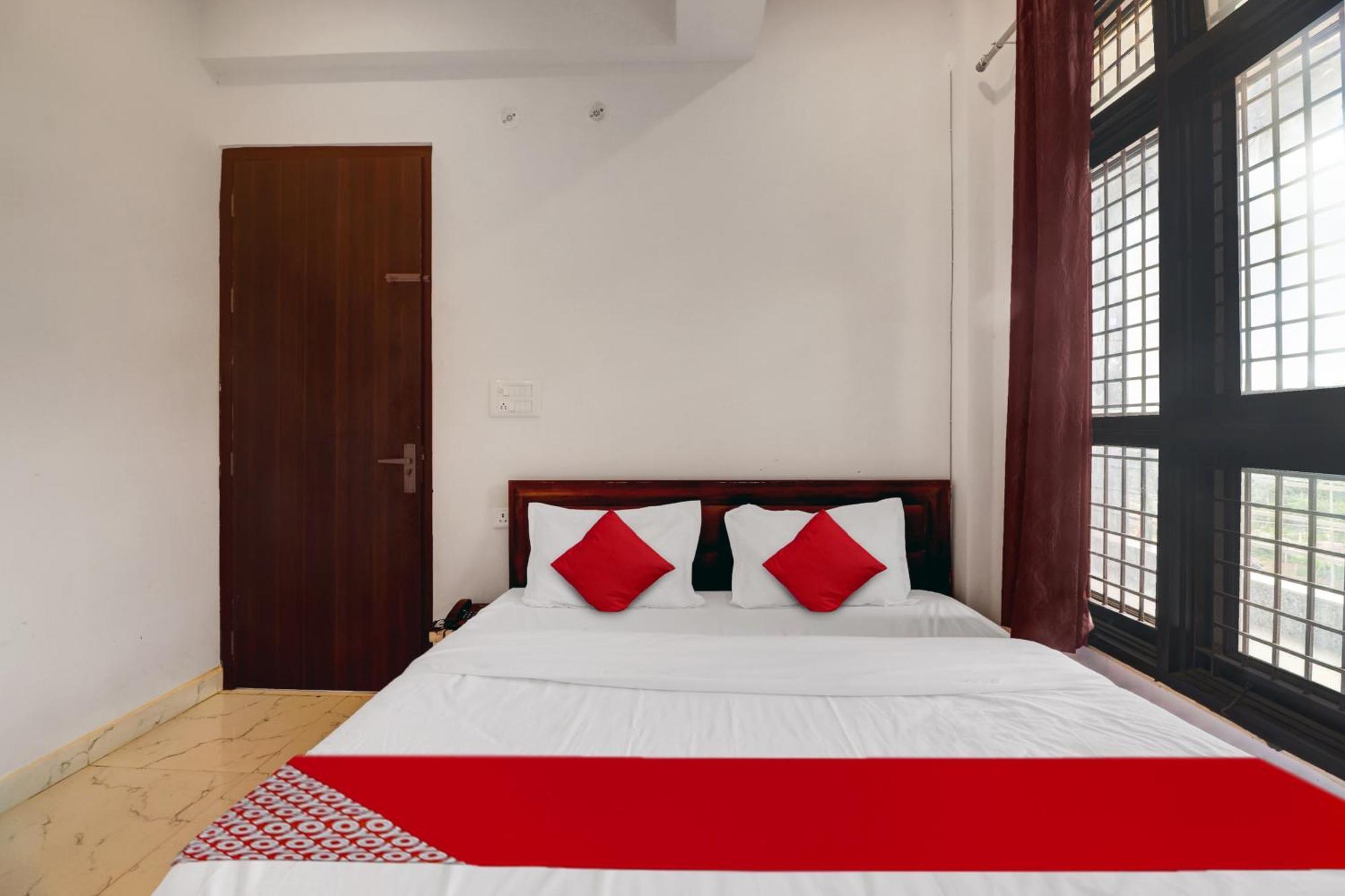 Hotel O Om Pushp Residency Матхура Экстерьер фото