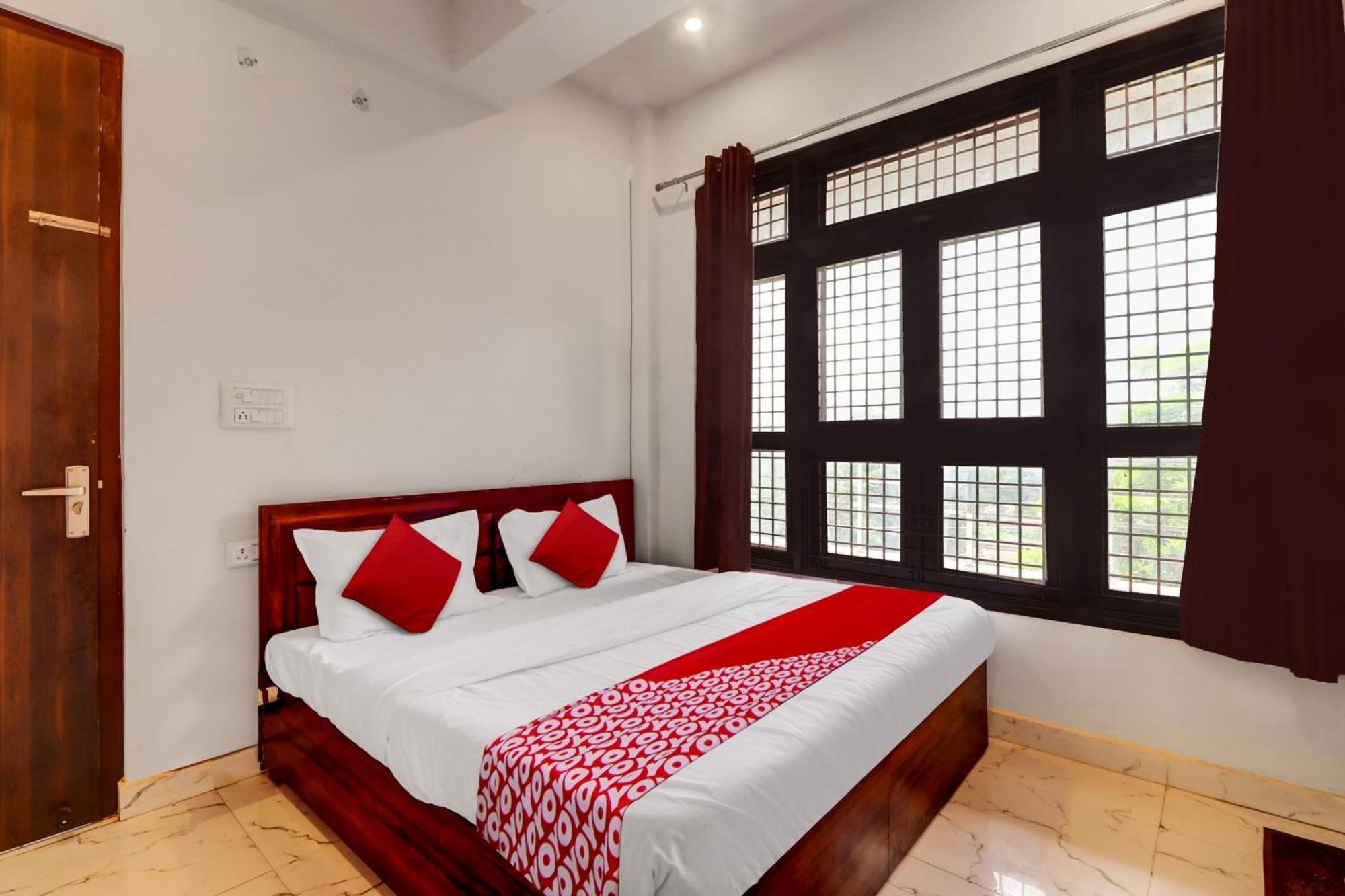 Hotel O Om Pushp Residency Матхура Экстерьер фото