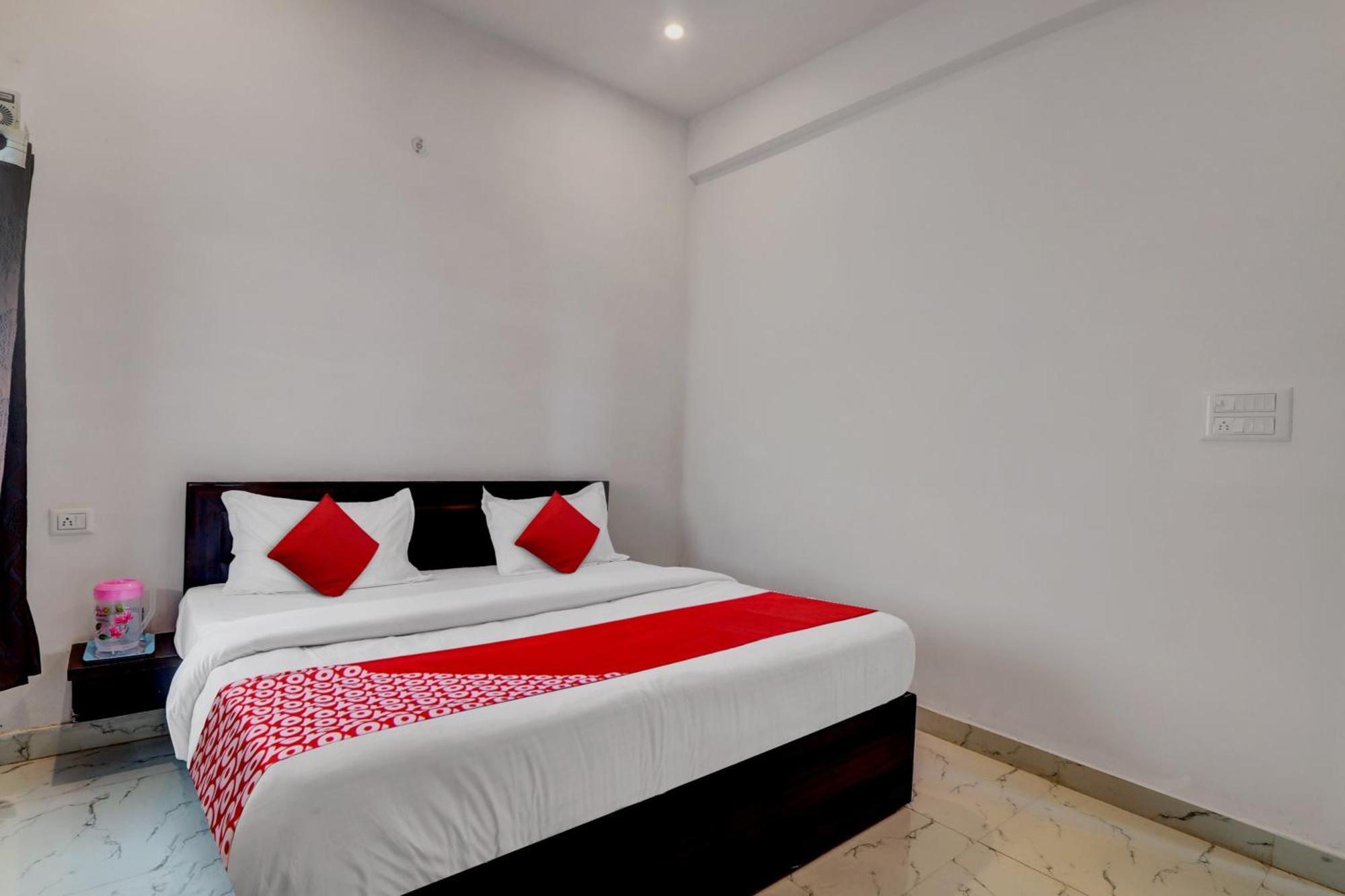 Hotel O Om Pushp Residency Матхура Экстерьер фото